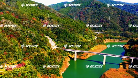 五彩湖にかかる日置大橋