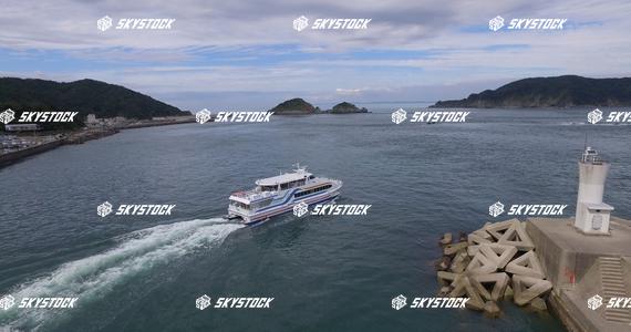 和具港を発つ高速船2