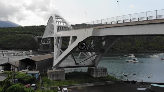 牛根大橋　下から上へ