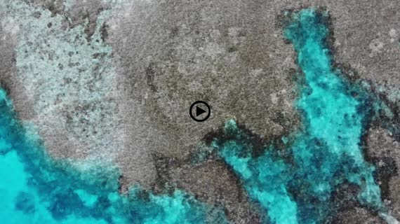 石垣島の秘境「浦崎」、サンゴ礁の青い海、俯瞰・前進