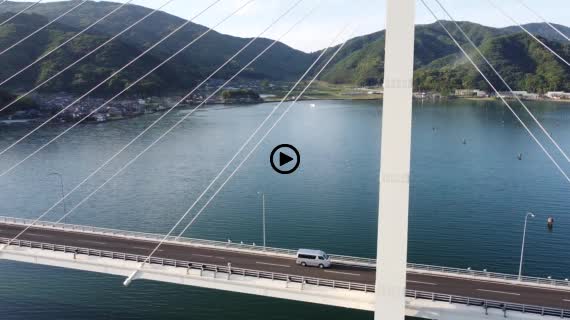 橋の上を走る車